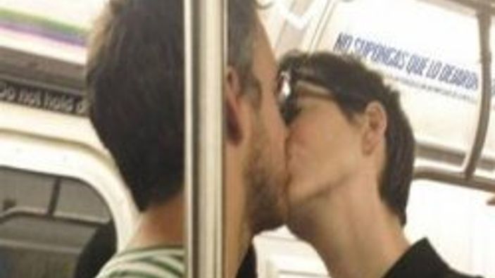 Viyana metroda öpüşmeyi yasakladı