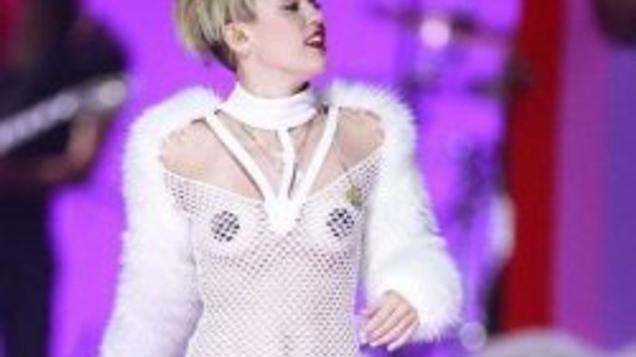 Miley Cyrus sütyensiz sahneye çıktı - izle