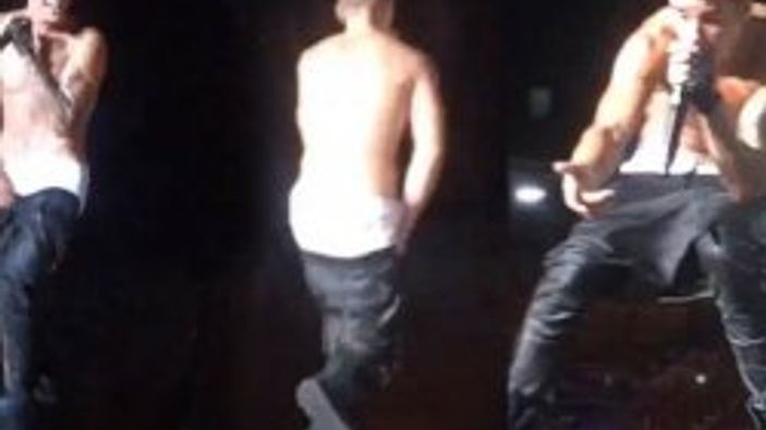 Justin Bieber'ın sahnede pantolonu düştü