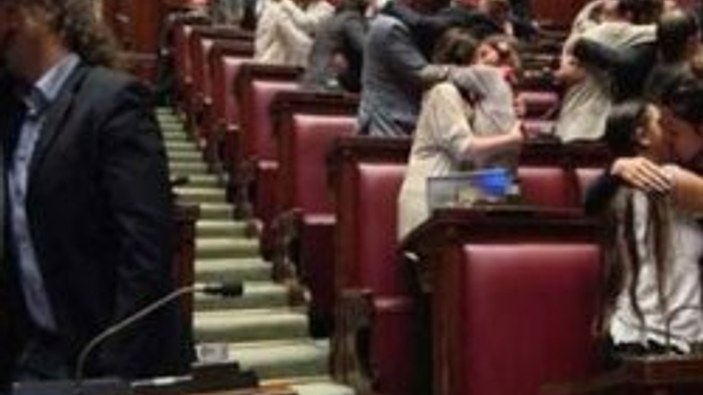 İtalyan parlamentosu vekilleri hemcinsleriyle öpüştü - izle