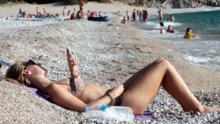Fethiye'de tatilciler denize girip güneşlendi