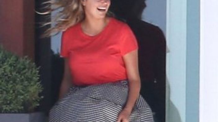 Kate Upton'un eteği açıldı