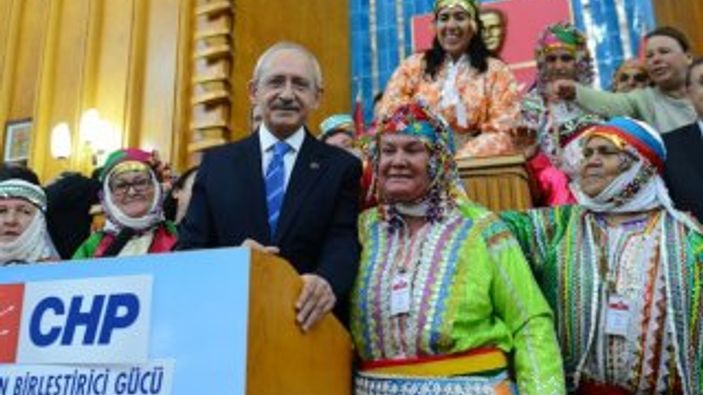 Kılıçdaroğlu Yırcalı köylülerle kürsüde fotoğraf çektirdi