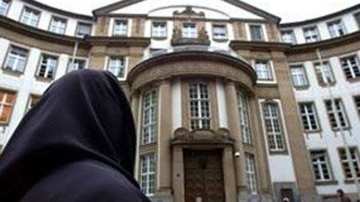 İsviçre'de bir okulda türban yasağı kalktı