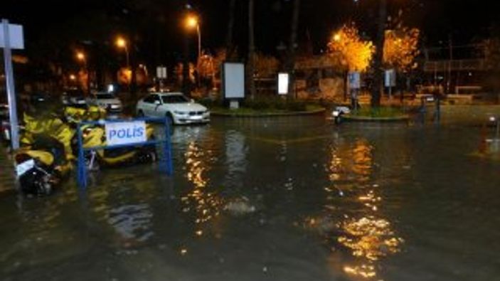 Marmaris'te sağanak yağış su baskınına neden oldu