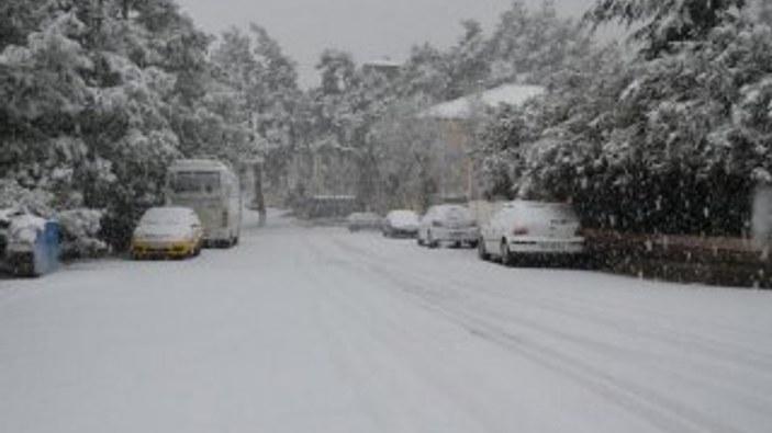 Antalya ve Ankara'da kar yağdı