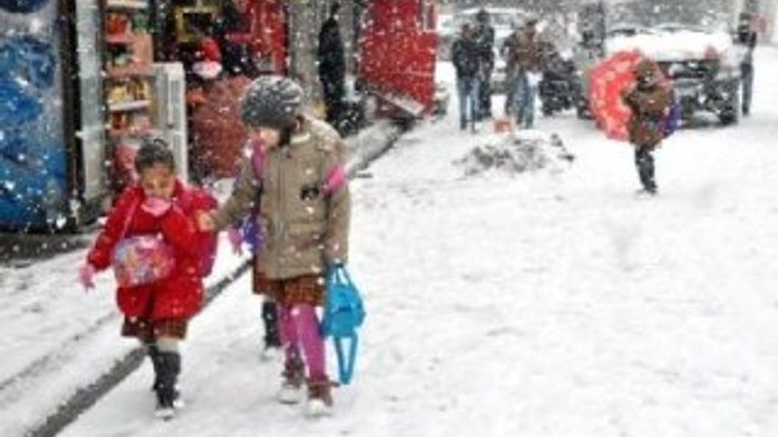 Hakkari'de kar nedeniyle okullar tatil edildi