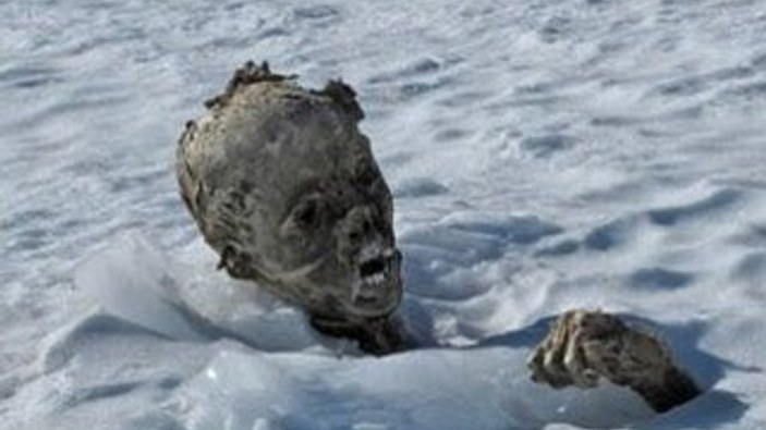 Eriyen karın altından 55 yıllık cesetler çıktı