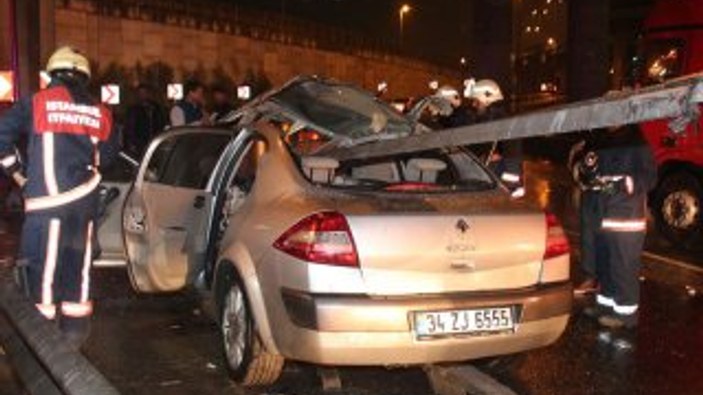 İstanbul'da otomobil bariyere girdi