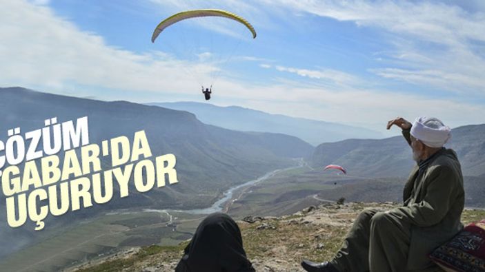 Siirt'teki dağlarda yamaç paraşütü keyfi