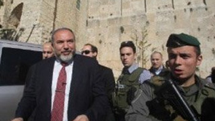 İsrail Dışişleri Bakanı Liberman İbrahim Camisi'ne girdi