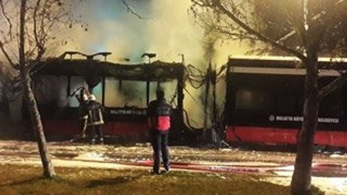 Malatya'da seyir halindeki trambüs yandı