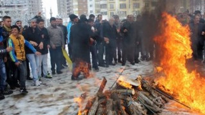 Kayseri'deki Nevruz kutlamasında bir kadının eteği tutuştu