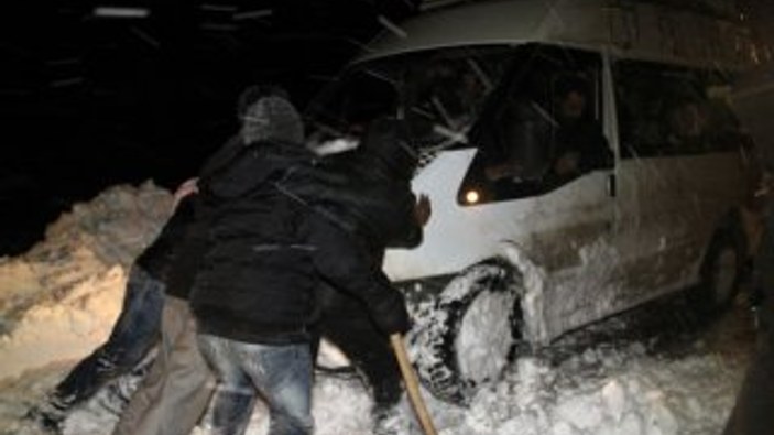 Ağrı'da karda mahsur kalan 32 öğrenci kurtarıldı