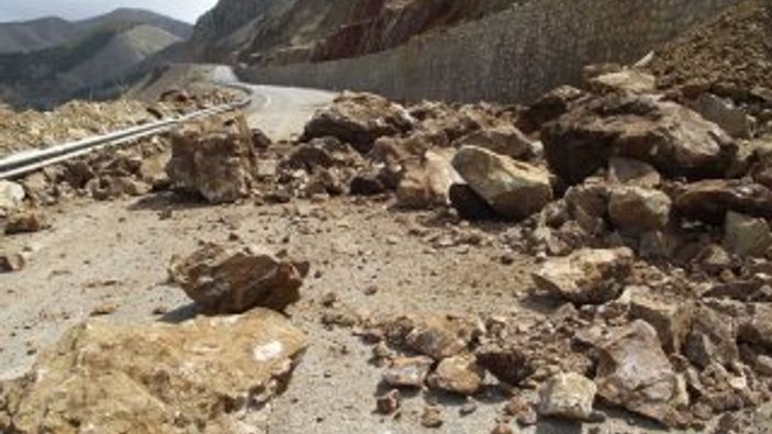 Elazığ'da heyelan trafiği geçici olarak durdurdu