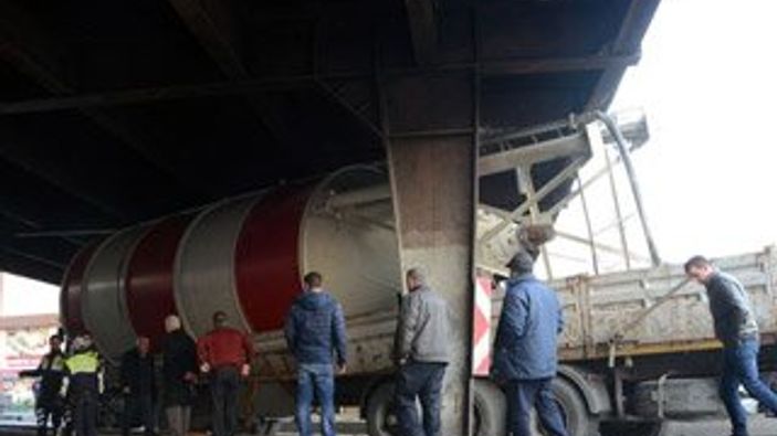 Zonguldak'ta TIR köprüye sıkıştı