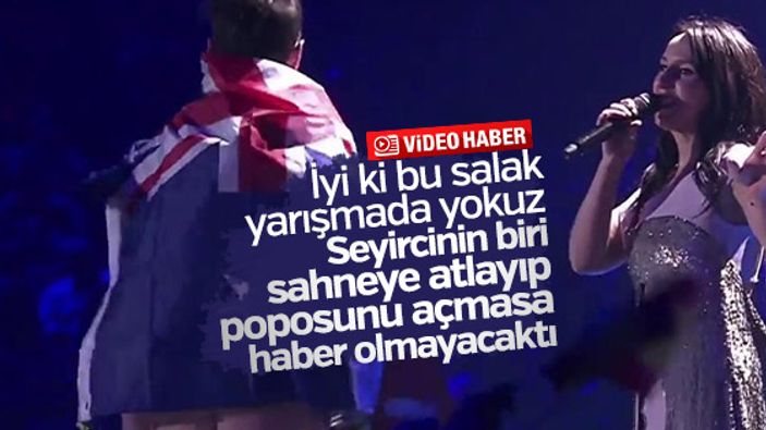 Eurovision'da sahneye çıkan seyirci poposunu gösterdi