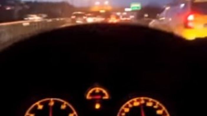 110 kilometre hızla giden aracın motoru duman attı