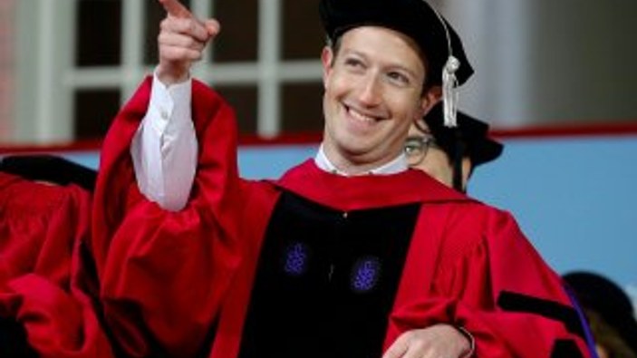Zuckerberg'e fahri hukuk doktorası