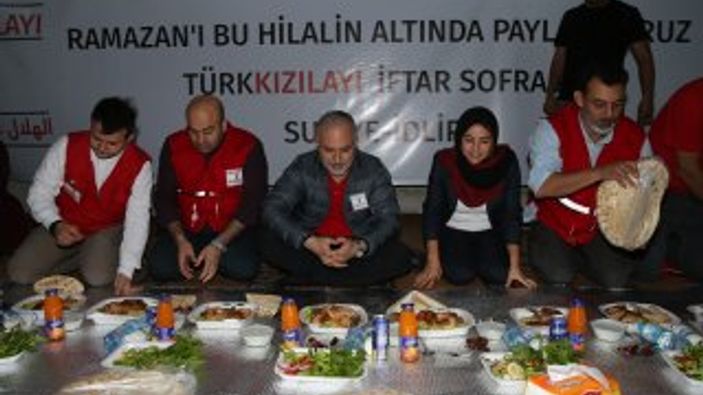 Türk Kızılayı Başkanı Kınık iftarını İdlib'de yaptı