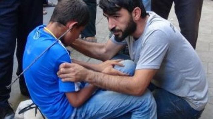 Kardeşinin kulağına kebap şişi sapladı