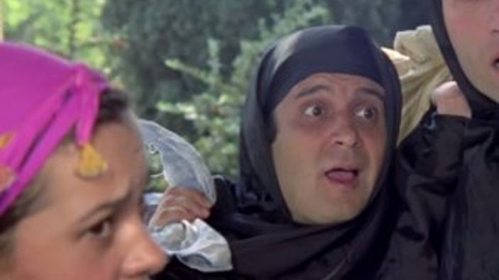 Film gerçek oldu, sevgilisinin evini çarşafla gözetledi