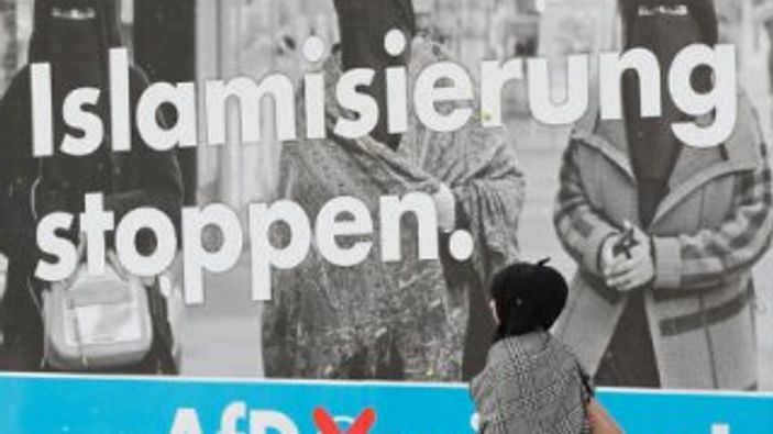 Almanya'da Türk semtine ırkçı afiş asıldı