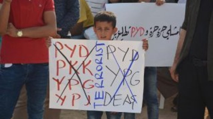 Suriyeliler, sınırda PKK'yı protesto etti