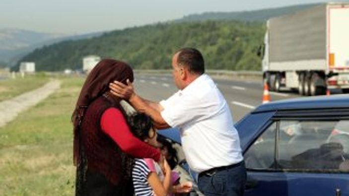 Kaza yapan sürücü eşini ve çocuklarını teselli etti