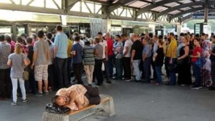 Metrobüslerde oturarak yolculuk yapmak iyice zorlaştı