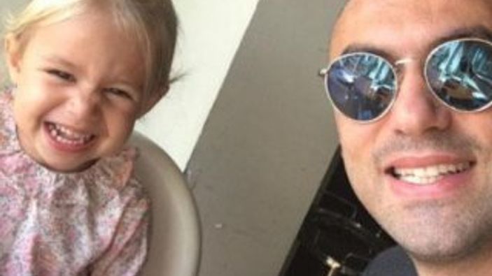 Burak Yılmaz kızını parka götürdü
