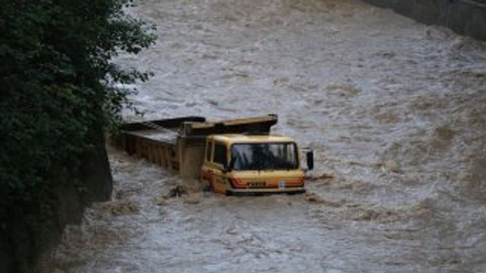 Rize'de sel can aldı