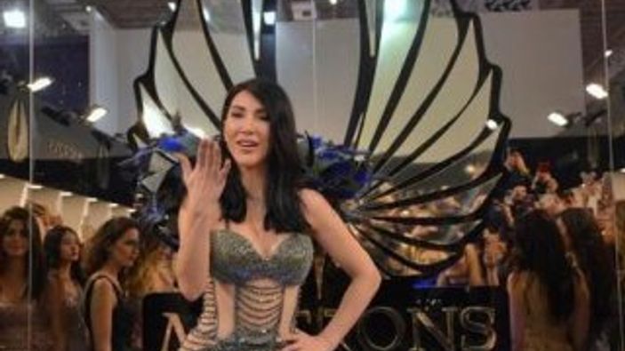 Hande Yener: Şehitlerden başka bir şey konuşulmasın