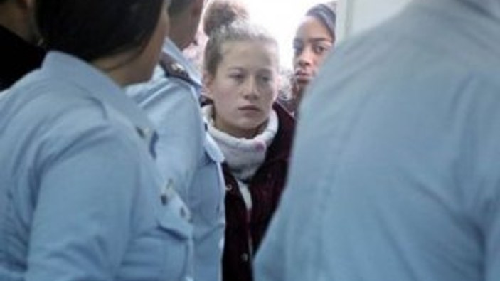 Filistinli cesur kız Ahed'in yargılanması yine ertelendi