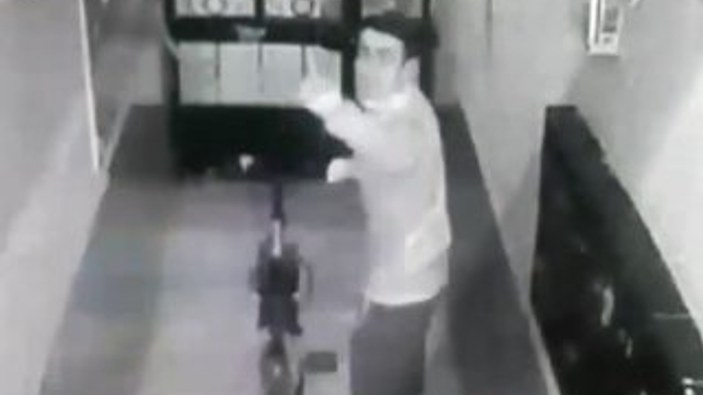 Güvenlik kamerasına el sallayan hırsız yakalandı