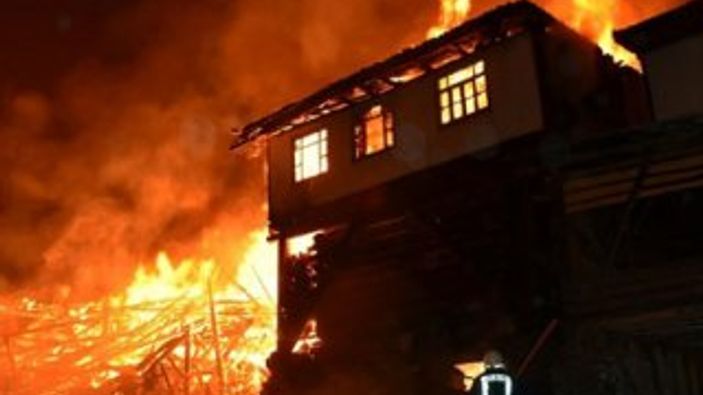 Kastamonu'da 8 ev yandı, 1 kişi hayatını kaybetti