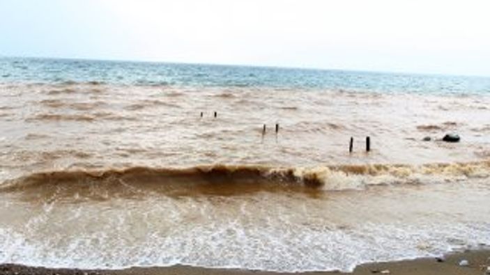 Balıkesir'de deniz iki renge büründü