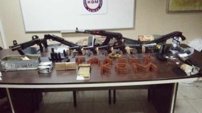 Kırılan duvardan cephanelik çıktı