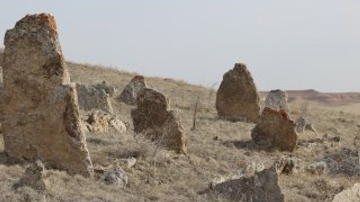 Sivas'ta esrarengiz mezar taşları dikkat çekiyor