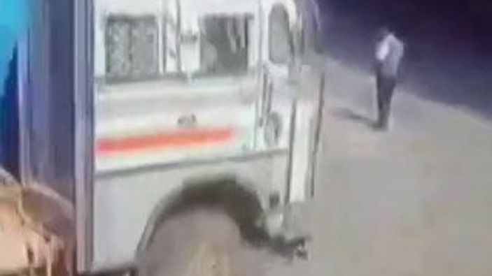 Telefonuna bakarken kamyonun altında kaldı