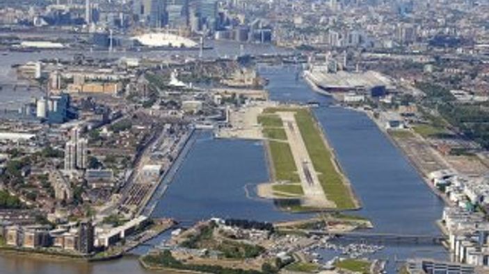 Londra'da havalimanında bomba paniği