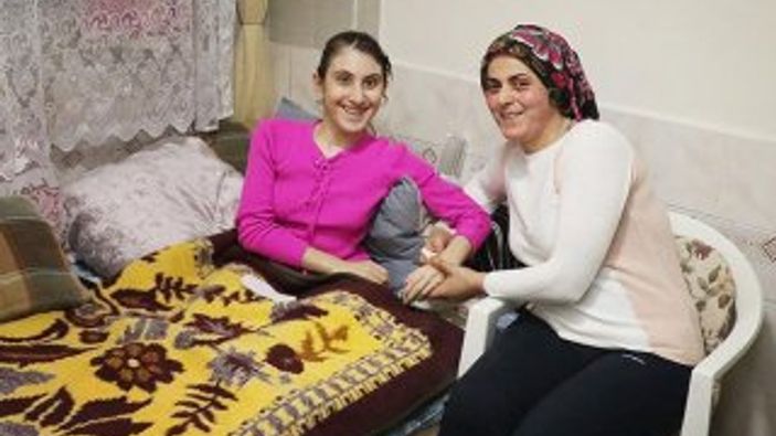 Sağlık Bakanı, skolyoz hastası kızın yüzünü güldürdü