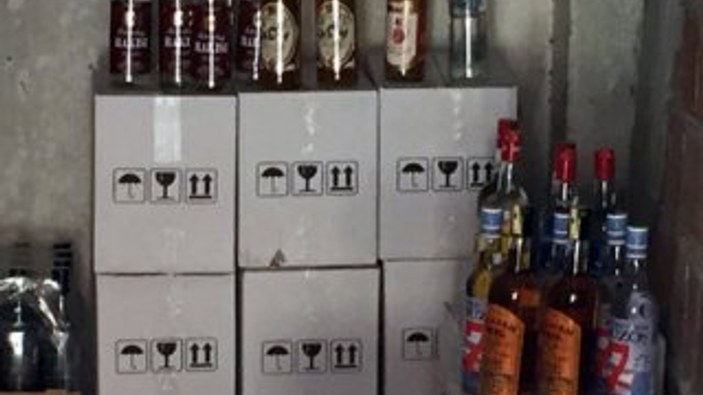 İzmir ve Antalya'da 479 bin 803 şişe sahte içki yakalandı