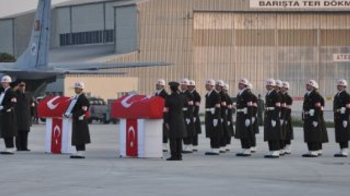 İzmir'de uçak kazası şehitleri için tören yapıldı