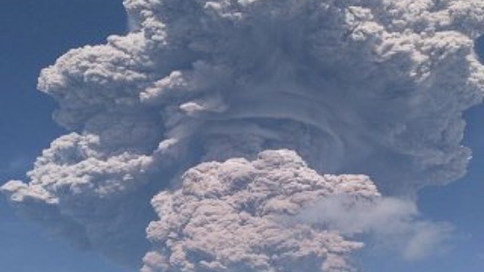 Sinabung Yanardağı yeniden aktif