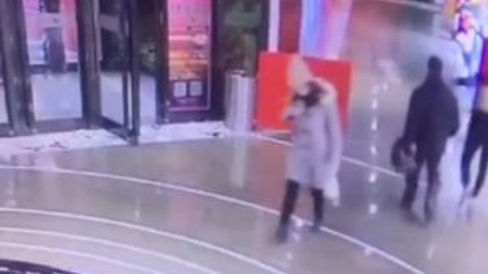 Çin'de telefonuna bakarak yürüyen kadın havuza düştü