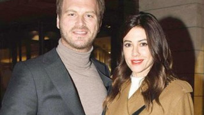 Kıvanç Tatlıtuğ'dan eşine romantik akşam yemeği