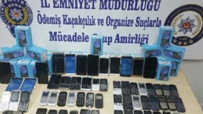 İzmir'de kaçak 89 cep telefonu ele geçirildi