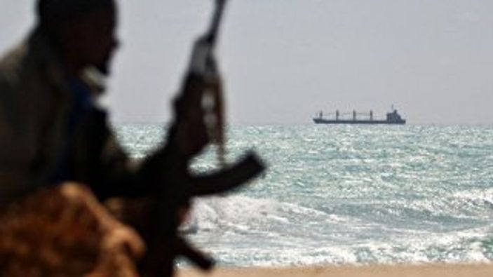 Hollanda'dan özel güvenlikçilere korsanları vurma yetkisi