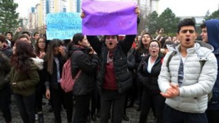 Liselilerden okul önünde taciz protestosu